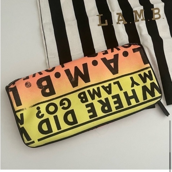 𝅺LAMB PVC Clutch - Picture 13 of 14